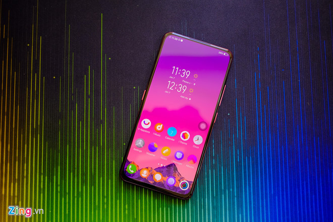 Cả 2 màn hình này đều dùng tấm nền AMOLED cho khả năng hiển thị tốt, màu sắc có phần rực rỡ.