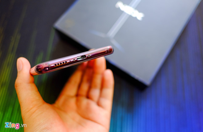 Trong khi đó, cổng sạc USB-C và loa ngoài của máy được đặt ở phía dưới.