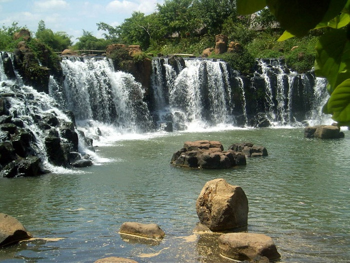 Thời Lê sơ (thế kỷ XV-XVI), năm 1466, Lê Thánh Tông chia nước ta thành 12 đạo, Tuyên Quang trở thành một Đạo Thừa Tuyên gồm một phủ (thủ phủ là Yên Bình), một huyện và 5 châu. Đến năm Hồng Đức 21 (1490), Đạo Thừa Tuyên đổi tên là xứ Tuyên Quang, tên phủ, huyện không thay đổi.