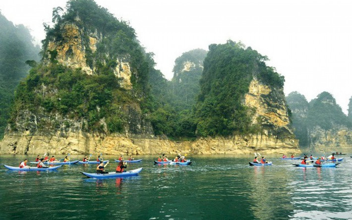 Vào thời Trần (thế kỷ XIII-XIV), tỉnh Tuyên Quang có cấp hành chính là "Lộ". Bấy giờ Khai Quốc Vương Trần Nhật Duật trấn thủ ở các lộ Tuyên Quang.