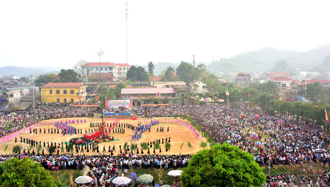 Trước khi Cách mạng Tháng Tám thành công (1945), Tuyên Quang có 1 phủ Yên Bình kiêm lãnh 4 huyện là: Yên Sơn, Hàm Yên, Chiêm Hóa, Sơn Dương, trung tâm tỉnh lỵ đặt ở xã Ỷ La (Hàm Yên), tòa xứ tỉnh thự đặt ở phía đông bắc thành cổ Tuyên Quang (thành Nhà Mạc).