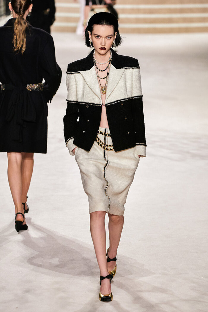 Trang phục của cả hai người đẹp mặc thuộc BST Métiers d'art 2019/20 đến từ Chanel.
