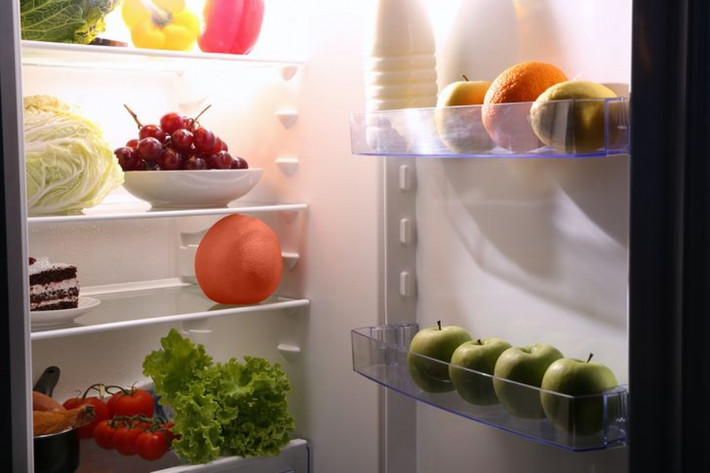 Đôi khi, thức ăn bị hôi và để lại mùi khó chịu, ngay cả khi chiếc tủ lạnh vẫn sạch sẽ. Bạn có thể bắt đầu với những phương pháp đơn giản như đặt vài miếng chanh vào bên trong để hút mùi hoặc có thể sử dụng muối nở.