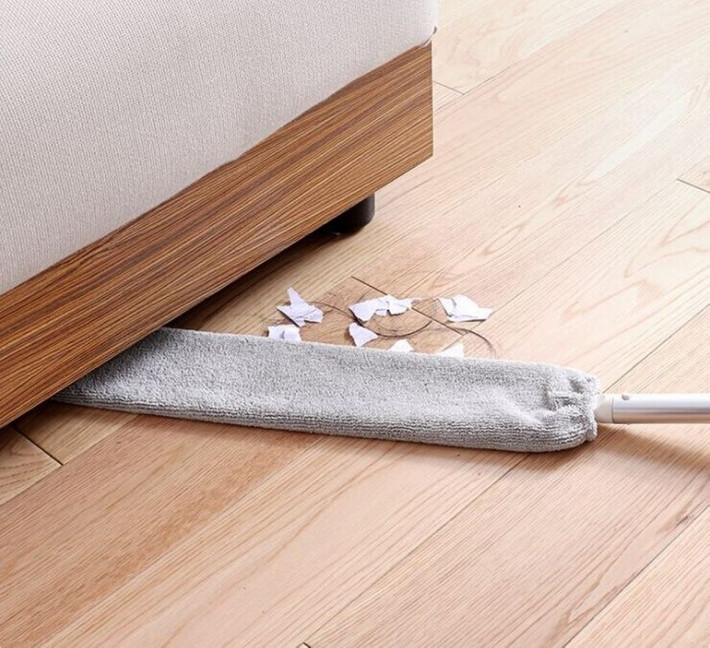 Có rất nhiều bụi ở dưới gầm bàn ghế và đó cũng là nguyên nhân khiến nhà cửa chúng ta không được sạch sẽ. Đây cũng là khu vực trong ngôi nhà ít được dọn dẹp một cách cẩn thận.
