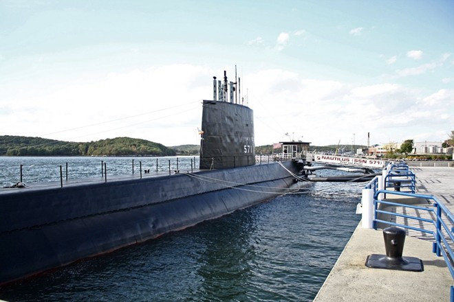 Bảo tàng lớn nhất tại căn cứ New London là tàu USS Nautilus. Đây là tàu ngầm hạt nhân đầu tiên của thế giới, và cũng là tàu đầu tiên đến Bắc Cực.
