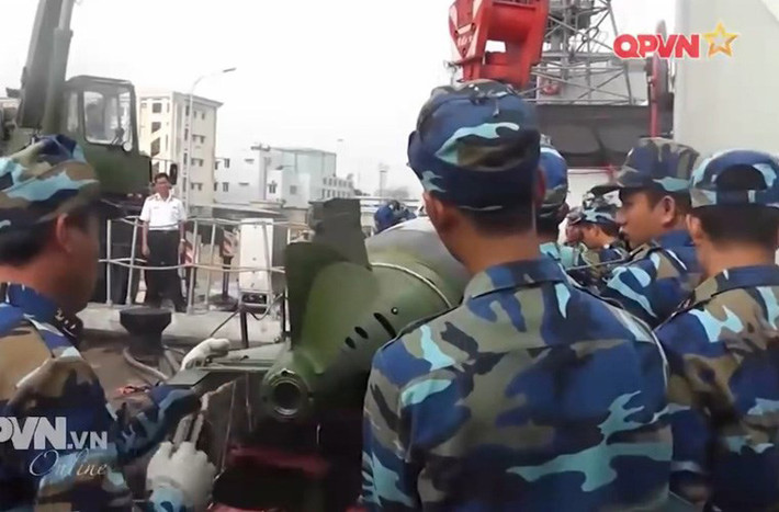 Hiện nay, Việt Nam được trang bị rất nhiều loại ngư lôi do Liên Xô/Nga sản xuất, nhưng cơ bản chủ yếu gồm 2 cỡ: 400mm (chủ yếu trên tàu Petya 159A) và 533mm. Ảnh: Nạp ngư lôi 533mm SET-53 lên tàu săn ngầm Petya 159AE. Nguồn ảnh: QPVN