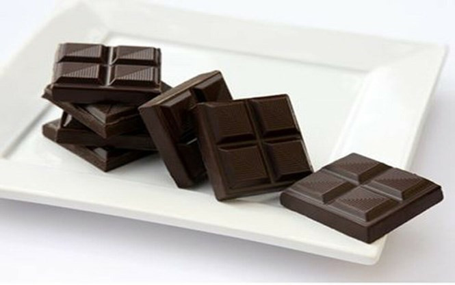 Socola đen chứa flavonoid chịu trách nhiệm kích hoạt các tế bào não. Thực phẩm này làm cho các mạch lớn hơn, kích thích chức năng não và cung cấp oxy.