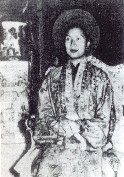 Bùi Mộng Điệp là người Bắc Ninh, sinh năm 1924. Bà Mộng Điệp nổi tiếng khắp Hà Nội bởi vẻ sắc nước hương trời và sự duyên dáng thiên bẩm, khiến không biết bao người say mê.