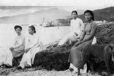 Năm 1953, bà được Bảo Đại giao nhiệm vụ mang cặp ấn kiếm và một số báu vật của triều Nguyễn qua Pháp giao cho Hoàng hậu Nam Phương và ở lại luôn Pháp.