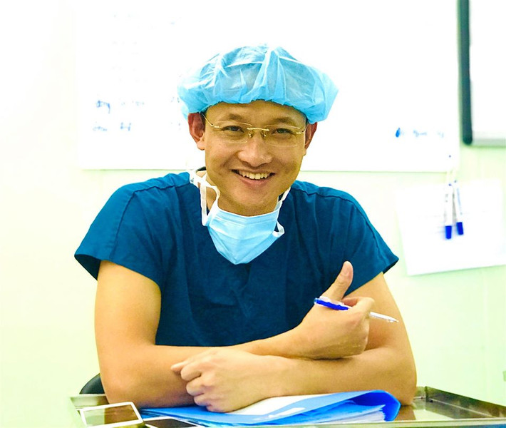BS. Trần Quốc Khánh có biệt danh “bác sĩ nghìn like”, bác sĩ “quốc dân” hiện đang là phẫu thuật viên chuyên ngành thần kinh - cột sống tại Bệnh viện Hữu nghị Việt Đức. Bác sỹ là cái tên quen thuộc với cộng đồng mạng.