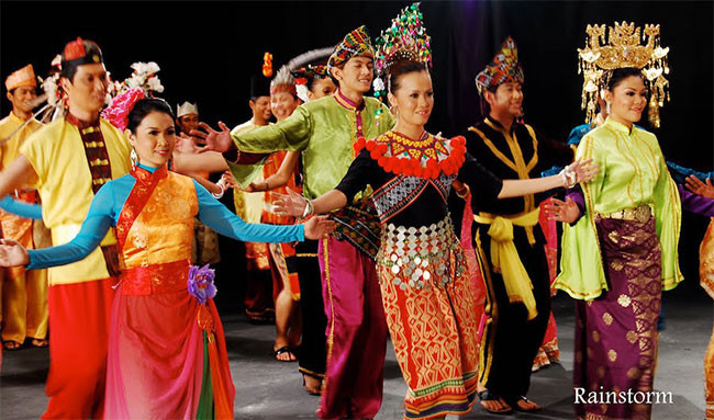 Ở Malaysia, bạn nên tránh như ôm hôn thân mật nơi công cộng, cho dù bạn đang đi cùng nửa kia. Người Malaysia thường tránh tiếp xúc với người lạ khác giới. Đừng ngạc nhiên khi bạn không nhận được lại cái bắt tay từ một người bạn không quen ở đây. Không bắt tay với phụ nữ Malaysia trước để chào hỏi, trừ khi cô ý đưa tay ra trước.