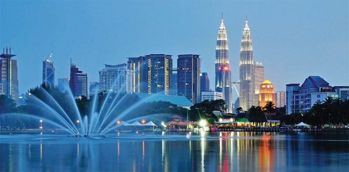 Quan niệm của người Malaysia, đầu được xem là nơi thiêng liêng nhất trên cơ thể và cần được tôn trọng. Người Malaysia kiêng kỵ người khác chạm vào đầu, hay đưa vật gì đó qua đầu của họ, vì điều đó thể hiện sự thiếu tôn trọng. Hơn nữa, phụ nữ không được phép chạm vào người tu hành, cho dù là vô tình chạm phải, hay đưa cho thầy tu cái gì thì sau đó họ cũng phải ăn chay và thực hiện nghi lễ tẩy rửa.