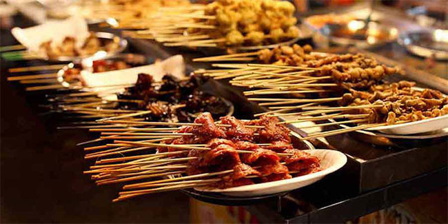 Ở Malaysia, bạn phải dùng tay phải để nhận và đưa đồ cho người khác. Nếu bạn dùng tay trái, hành vi này bị coi là vô lễ.