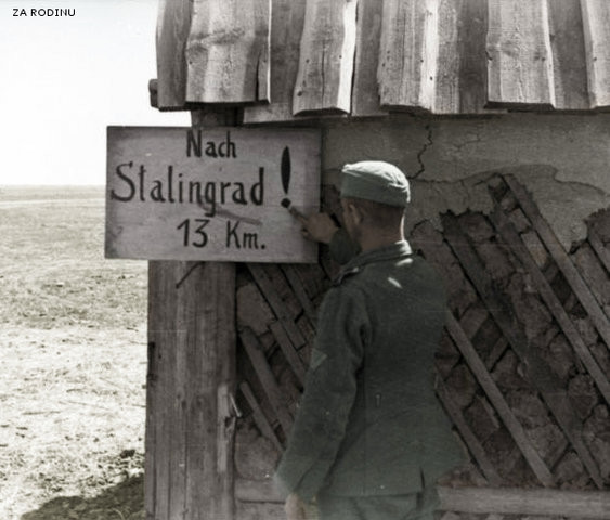 Một lính Đức đứng cạnh tấm biển đề khoảng cách tới Stalingrad. Nguồn ảnh: English-Russia