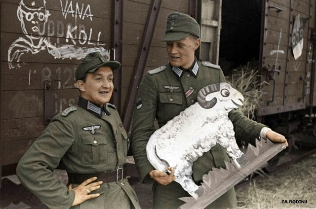 Hai sĩ quan Đức. Nguồn ảnh: English-Russia