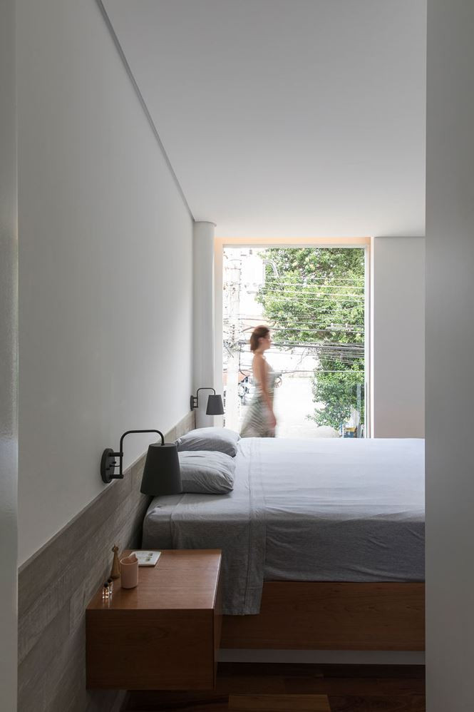 Cầu thang tiếp tục đưa bạn lên mái nhà, nơi có một sân thượng nhỏ nhưng thoáng đãng để bạn có thể làm vườn và thư giãn.