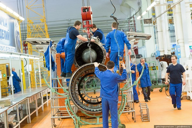 Các kỹ thuật viên đang lắp ráp tổng thể động cơ cho tiêm kích Su-35.