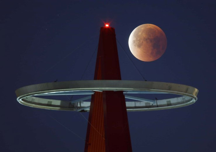 Chiêm ngưỡng hiện tượng thiên văn thú vị qua góc nhìn từ biểu tượng của Angel stadium ở Anaheim, California - Ảnh Eugene Garcia/EPA