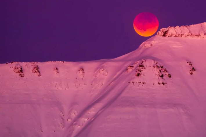 Mặt trăng chụp ở Longyearbyen, Na Uy - Ảnh Heiko Junge/EPA
