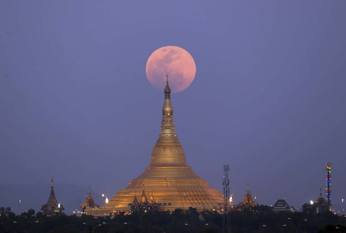 Mặt trăng sau chùa Uppatasanti, Myanmar - Ảnh Aung Shine Oo/AP