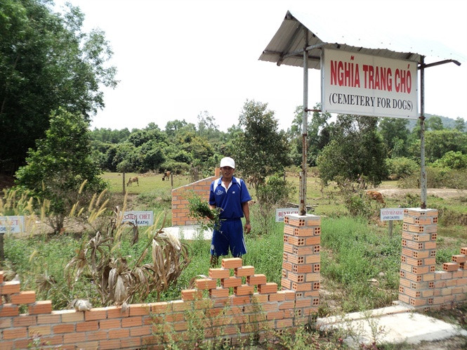 Nghĩa trang chó luôn được những huấn luyện viên chăm sóc cẩn thận, mỗi mộ chó đều có tên và ghi rõ nguyên nhân chết.
