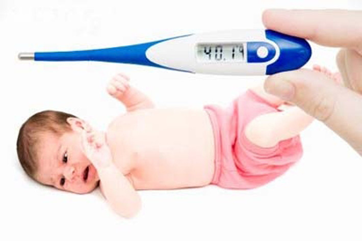 Đối diện với căn bệnh này, trẻ có dấu hiệu sưng, xuất hiện khối u trong bụng, sốt, đau, buồn nôn và chán ăn.
