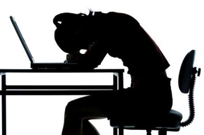 Giai đoạn 2, khối u xâm lấn lớp dưới niêm mạc. Tế bào ung thư phát triển khá nhanh, có thể di căn qua thành dạ dày. Triệu chứng bệnh giai đoạn 2 bắt đầu rõ rệt hơn. Cụ thể, người bệnh cảm thấy ăn mất ngon, mới đầu chán ăn thịt mỡ rồi dần chán ăn bất kỳ loại thức ăn nào. Tình trạng đau bụng, khó tiêu xuất hiện liên tục hơn, cơ thể có dấu hiệu mệt mỏi, suy nhược.