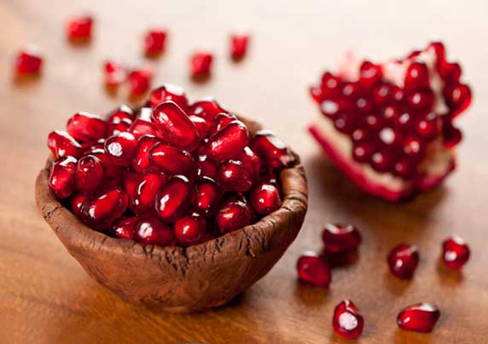 Lựu còn là nguồn cung cấp lượng isoflavones và polyphenol có đặc tính ngăn ngừa bệnh. Để tăng cường lợi ích này, nên kết hợp lựu với sữa chua, ngũ cốc.