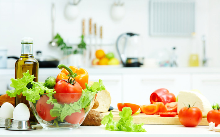 Sử dụng thực phẩm sạch. Việc hấp thu thịt chứa thuốc kháng sinh, hormone tăng trưởng có khả năng gây ra các vấn đề về nội tiết, ung thư. Nhằm tránh xa loại độc tố này, chị em nên tự trồng rau xanh, trái cây để nấu ăn cho các thành viên mỗi ngày. Nếu không tự trồng, bạn nên lựa chọn thực phẩm được canh tác theo phương pháp hữu cơ ở các cơ sở uy tín.