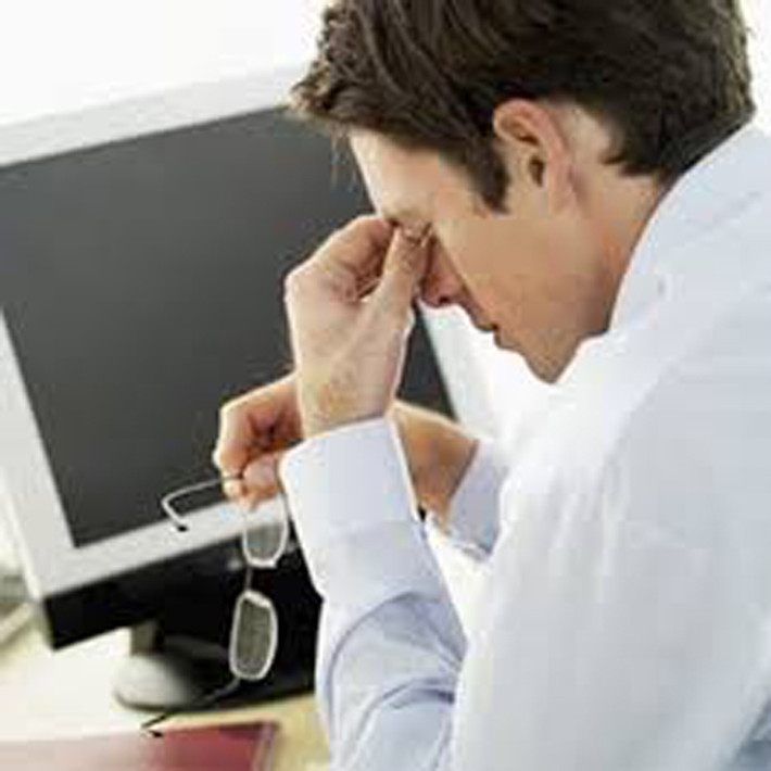 Hạn chế căng thẳng. Tâm lý căng thẳng làm tăng mức độ hormone adrenaline và nó có thể khiến các mạch máu bị ngắt quãng hoặc chèn ép. Điều này rất xấu cho sự cương cứng của cậu nhỏ. Do đó, bạn nên giảm căng thẳng và luôn đạt được sự thăng hoa trong tình ái.
