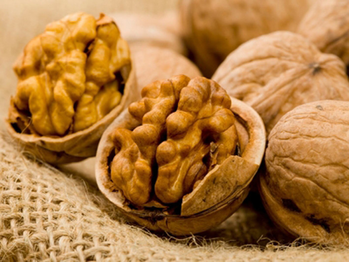 Thực phẩm giàu omega 3. Cá hồi, hạt lanh, quả óc chó… chứa nhiều omega 3 – loại axit có khả năng ức chế chất gây ung thư cực nhạy.