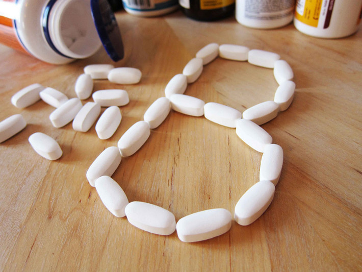 Không chỉ giàu omega 3, quả óc chó còn chứa nhiều dưỡng chất có lợi cho tim. Nghiên cứu năm 2006, giới khoa học phát hiện lượng chất xơ, vitamin B, magie, vitamin E… trong quả óc chó có khả năng giảm viêm, ức chế quá trình oxy hóa trong động mạch, giảm lượng cholesterol xấu.