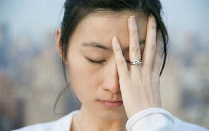 Đau tê ở các bộ phận trên mặt, đặc biệt là má song không có dấu hiệu thuyên giảm; răng dễ bị lung lay, khó mở miệng; sưng các hạch bạch huyết ở cổ.