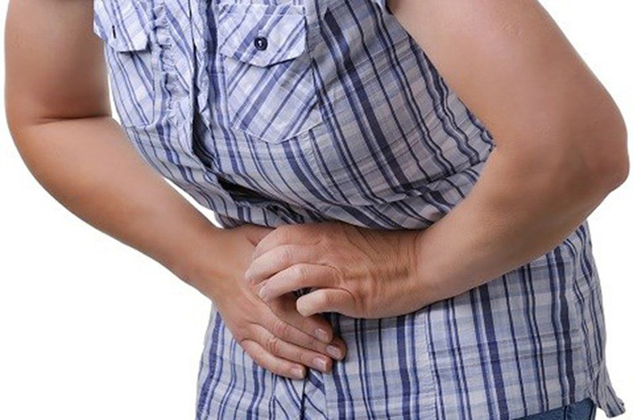 Đau bụng, khó chịu. Đau bụng là một trong những triệu chứng phổ biến nhất ở người ung thư dạ dày. Tùy vào tình trạng mà cơn đau gây cảm giác quằn quại hay chỉ nhẹ nhàng. Bên cạnh đau bụng, bạn cũng có thể cảm nhận sự khó chịu hiện diện suốt thời gian này.