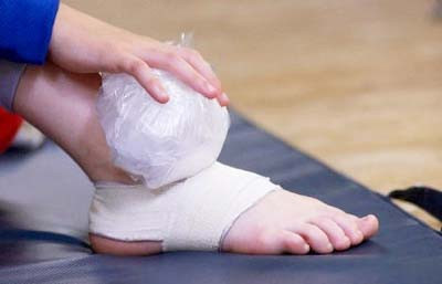 Thông thường, những cơn đau này kéo dài và đau nhức hơn vào ban đêm khi cơ bắp thư giãn. Đáng tiếc, chúng dễ nhầm lẫn với chứng bong gân lúc dậy thì.