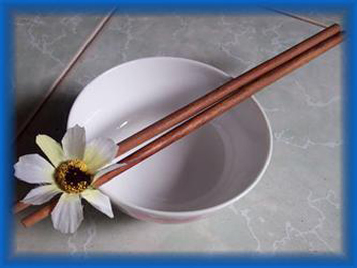 Khử mùi tanh của bát đũa. Nhiều chị em phàn nàn về mùi tanh từ thức ăn đọng lại trên bát đũa. Không cần tốn sức, hãy dùng chút nước cốt chanh chà rửa, bát đũa sẽ thơm mùi tự nhiên, giúp các thành viên trong gia đình ăn uống ngon miệng.