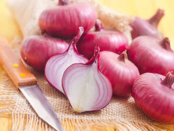 Hành. Các chất quy định mùi hăng ở hành có thể khiến bạn cảm thấy phiền toái trong lúc nấu ăn song lại là dưỡng chất tuyệt vời cho sức khỏe lá phổi. Đặc biệt, những người có thói quen hút thuốc nên ăn nhiều hành này để tận dụng lợi ích “khử” độc tố cực nhạy.