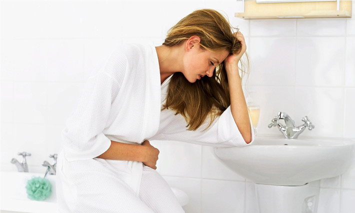Táo bón là là tình trạng phân khô cứng, buồn đại tiện mà không đi được, phải rặn mạnh, thời gian đi tiêu lâu hoặc nhiều ngày mới đi tiêu. Trong điều kiện ăn uống bình thường, người bệnh có thể dễ dàng nhận ra táo bón qua các biểu hiện như ít đi đại tiện, đau bụng, đau đầu.