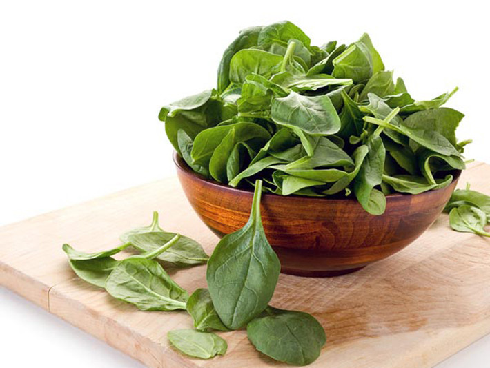 Rau bina. Giống như súp lơ, ngoài việc chứa nhiều chất xơ, rau bina còn khá giàu vitamin K. Mỗi ngày, ăn khoảng 1 bát nhỏ rau bina sẽ mang lại tác dụng ngừa ung thư, táo bón như mong muốn.