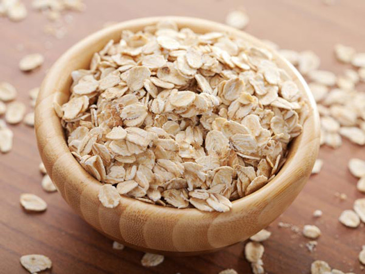 Bột yến mạch. Bột yến mạch được dùng làm nguyên liệu cho nhiều món ăn ngon. Mặt khác, nó cũng là thực phẩm chứa nhiều chất xơ, thích hợp cho người muốn giảm cân, tránh táo bón.