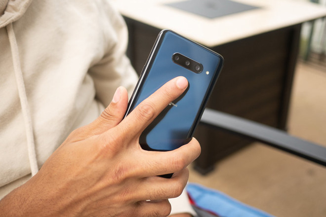 LG V50 ThinQ Dự kiến ra mắt: Tháng 10 Điện thoại quan trọng thứ hai trong năm của LG có thể sẽ là LG V50 ThinQ lớn và mạnh mẽ, sẽ được xây dựng trên nền tảng mà LG đặt ra với G8. Như LG đã thông báo, điểm nổi bật của LG V50 sẽ là kết nối 5G. Điện thoại đã được công bố chính thức tại Triển lãm di động toàn cầu - MWC 2019 vào đầu năm nay. Giờ đây, LG đang rất nỗ lực trong việc phân loại kết nối 5G bán thử nghiệm cùng với nâng cấp phần cứng và phần mềm khác. Ảnh: LG V40 ThinQ.