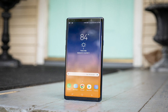 Samsung Galaxy Note 10 Dự kiến ra mắt: Tháng 8 - Tháng 9 Samsung đã đưa sự cố nổ pin Galaxy Note 7 vào dĩ vàng và hãng đã mang đến cho người dùng những chiếc Galaxy Note 8 và Galaxy Note 9 tuyệt vời, với viên pin 4.000mAh lớn, bền và an toàn. Các tín đồ công nghệ hy vọng Galaxy Note 10 sẽ nhân đôi điều này bằng cách tiếp tục phát triển vượt trội về pin, hiệu năng nhanh hơn và mượt mà hơn, nhiều thủ thuật S Pen hơn và camera tốt hơn. Trên hết, người dùng điện thoại Samsung cũng cần nhận được bản cập nhật phần mềm kịp thời vào năm 2019. Ảnh: Galaxy Note 9.