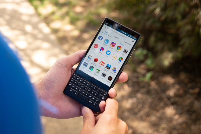 BlackBerry Key3 Dự kiến ra mắt: tháng 7 Một chiếc điện thoại có bàn phím vật lý có thể sẽ tiếp tục tồn tại vào năm 2019 và rất có thể nó sẽ được gọi là BlackBerry Key3. Và không chỉ cung cấp bàn phím vật lý, mọi phím sẽ được nhân gấp đôi tính năng nhờ phím tắt và toàn bộ bàn phím hoạt động như một bàn di chuột. Key3 thậm chí có thể gây tiếng vang hơn nếu được tích hợp chip mạnh hơn và camera cải tiến. Ảnh: BlackBerry Key 2.