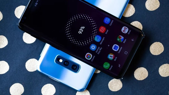 Chia sẻ năng lượng từ Control CenterSamsung Galaxy S10 có khả năng sạc không dây cho các thiết bị khác tương thích, thậm chí là cả iPhone dựa vào tính năng mới có tên là Wireless Power Share. Tất cả chỉ cần bật thiết bị lên, đặt một thiết bị tương thích với chuẩn sạc không dây lên mặt sau của S10 và quá trình sạc sẽ bắt đầu cho đến khi thiết bị cần sạc đầy pin, hoặc đến khi pin của Galaxy S10 còn lại khoảng 30%.