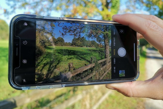 Cho đến hiện tại Apple mặc dù đã tham gia cuộc đua tăng số lượng ống kính camera cho iPhone, nhưng tính năng và khả năng camera thì vẫn chưa theo kịp, nhất là khả năng zoom. Nhưng một số tin đồn mới đây đã cho thấy iPhone 11 tiếp theo sẽ có ba camera ở mặt sau, một trong số đó là ống kính zoom. Nếu điều đó xảy ra, Apple sẽ ngay lập tức bổ sung thêm các tính năng có liên quan trên iOS 13 phiên bản chính thức để hỗ trợ cho hệ thống camera mới này. Hi vọng rằng ứng dụng camera trên iPhone 11 sẽ có sẵn các tùy chọn thu phóng khác nhau dành cho riêng các ống kính camera, đồng thời có khả năng sẽ có các bộ lọc camera mới để tăng cường hiệu ứng.