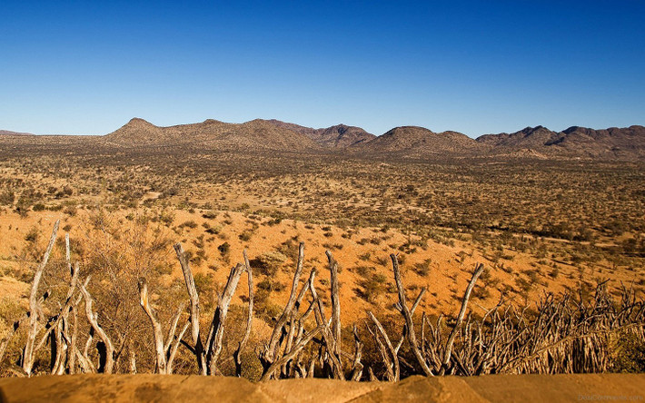 Trải dài dọc theo lãnh thổ của 3 quốc gia miền Nam Châu Phi: Botswana, Namibia và Nam Phi, Kalahari là một sa mạc lớn, khô cằn