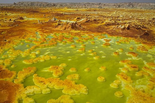 Trong danh sách những "chảo lửa" nóng bỏng nhất thế giới, không thể bỏ qua Dallol, Ethiopia.Ở Dallol có những suối nước nóng axit và khí phun trào được coi là núi lửa thấp nhất thế giới (Theo: Dân Trí)