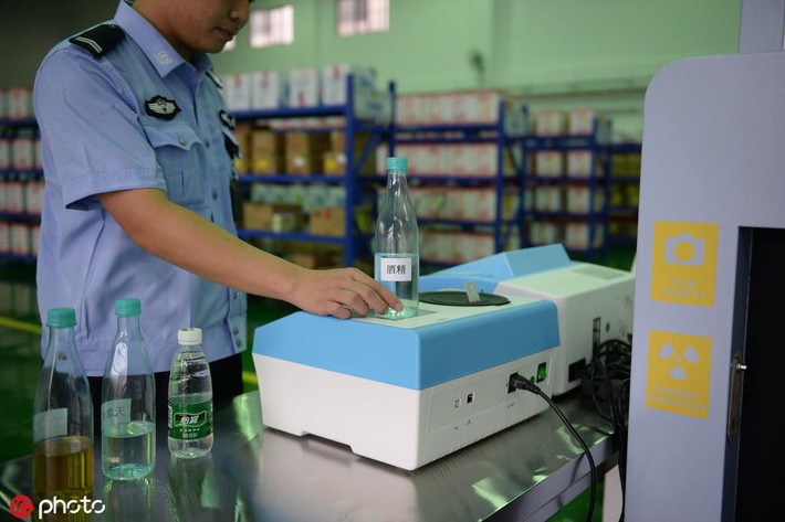 Theo ước tính, trung bình mỗi tù nhân tiêu 300 NDT/tháng (khoảng 43 USD) cho việc mua sắm online. Trước đây, tù nhân phải viết tay những mặt hàng muốn mua sau đó gửi cho quản lý trại giam.