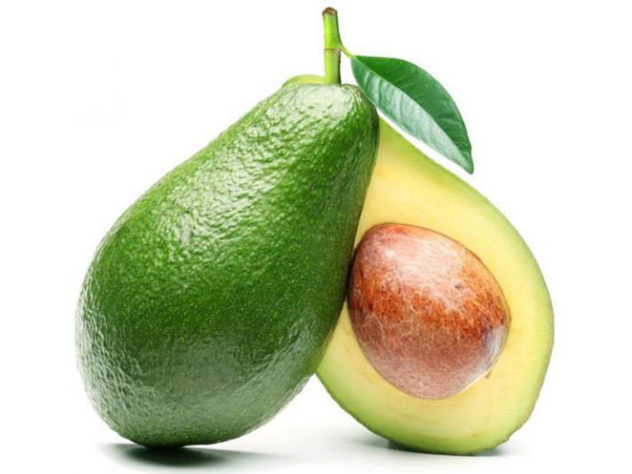 Trong số tất cả các loại trái cây, bơ có vẻ là lựa chọn lành mạnh nhất. Bơ giàu vitamin và khoáng chất, giữ cho cơ thể khỏe mạnh. Bơ cũng được chứng minh là làm giảm nguy cơ đau tim.