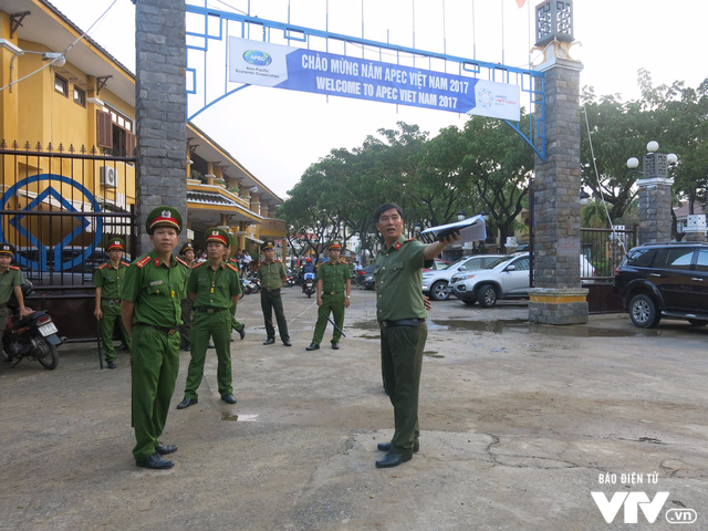 Để đảm bảo an ninh, trật tự cho đoàn APEC, lực lượng an ninh đã được bố trí tại các khu vực ngã 3, ngã 4 của phố cổ Hội An từ vài ngày qua. Theo ông Nguyễn Văn Sơn - Phó Chủ tịch TP Hội An, cùng với công tác dọn dẹp vệ sinh sau ngập lụt thì công tác an ninh cũng được ưu tiên hàng đầu trong những ngày này. Ông Sơn nhấn mạnh an ninh phải được bảo đảm an toàn tuyệt đối khi đoàn Phu nhân/Phu quân của các nhà Lãnh đạo kinh tế APEC/Trưởng đoàn các nền kinh tế APEC tới tham quan phố Hội. Ảnh: Các phương án bảo đảm an ninh, trật tự tại khu phố cổ Hội An được chú trọng.